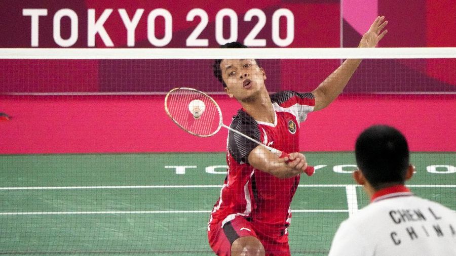 Pebulutangkis Indonesia Anthony Sinisuka Ginting bertanding melawan pebulu tangkis China Chen Long dalam pertandingan semifinal bulu tangkis tunggal putra Olimpiade Tokyo 2020, Minggu, 1 Agustus 2021, di Tokyo, Jepang. (AP Photo/Markus Schreiber)