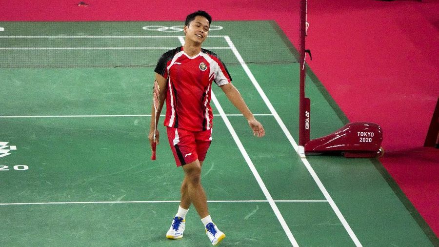 Pebulutangkis Indonesia Anthony Sinisuka Ginting bertanding melawan pebulu tangkis China Chen Long dalam pertandingan semifinal bulu tangkis tunggal putra Olimpiade Tokyo 2020, Minggu, 1 Agustus 2021, di Tokyo, Jepang. (AP Photo/Markus Schreiber)
