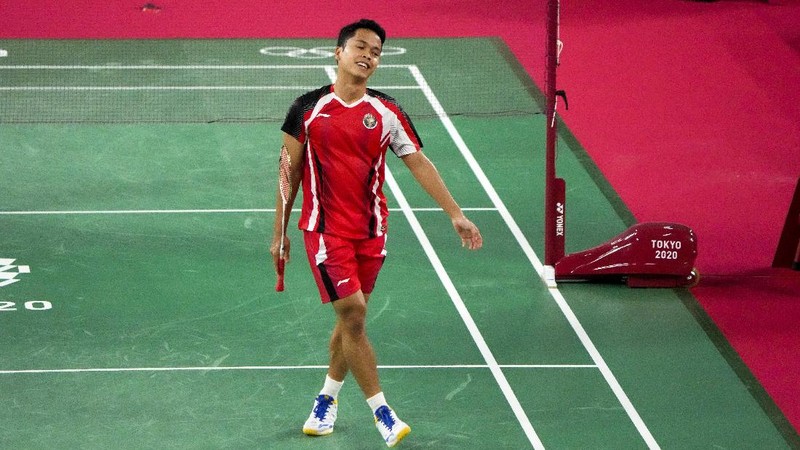 Pebulutangkis Indonesia Anthony Sinisuka Ginting bertanding melawan pebulu tangkis China Chen Long dalam pertandingan semifinal bulu tangkis tunggal putra Olimpiade Tokyo 2020, Minggu, 1 Agustus 2021, di Tokyo, Jepang. (AP Photo/Markus Schreiber)