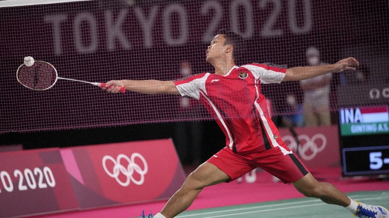 Pebulutangkis Indonesia Anthony Sinisuka Ginting bertanding melawan pebulu tangkis China Chen Long dalam pertandingan semifinal bulu tangkis tunggal putra Olimpiade Tokyo 2020, Minggu, 1 Agustus 2021, di Tokyo, Jepang. (AP Photo/Markus Schreiber)
