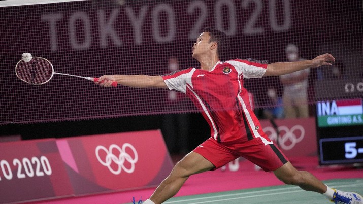 Tokyo Olympics Badminton Pebulutangkis Indonesia Anthony Sinisuka Ginting bertanding melawan pebulu tangkis China Chen Long dalam pertandingan semifinal bulu tangkis tunggal putra Olimpiade Tokyo 2020, Minggu, 1 Agustus 2021, di Tokyo, Jepang. (AP Photo/Dita Alangkara)