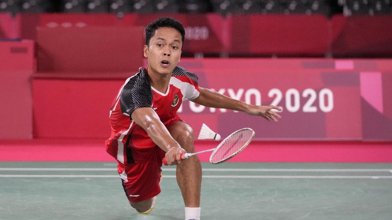 Pebulutangkis Indonesia Anthony Sinisuka Ginting bertanding melawan pebulu tangkis China Chen Long dalam pertandingan semifinal bulu tangkis tunggal putra Olimpiade Tokyo 2020, Minggu, 1 Agustus 2021, di Tokyo, Jepang. (AP Photo/Markus Schreiber)