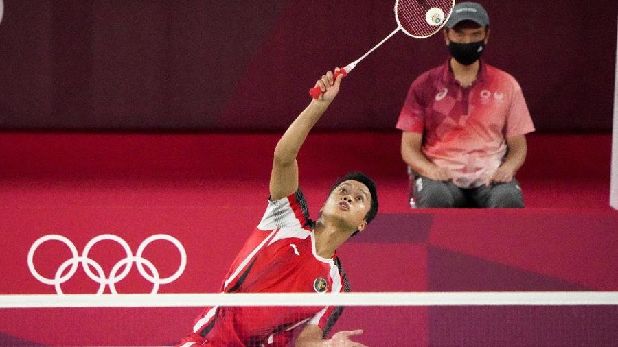 Pebulutangkis Indonesia Anthony Sinisuka Ginting bertanding melawan pebulu tangkis China Chen Long dalam pertandingan semifinal bulu tangkis tunggal putra Olimpiade Tokyo 2020, Minggu, 1 Agustus 2021, di Tokyo, Jepang. (AP Photo/Markus Schreiber)