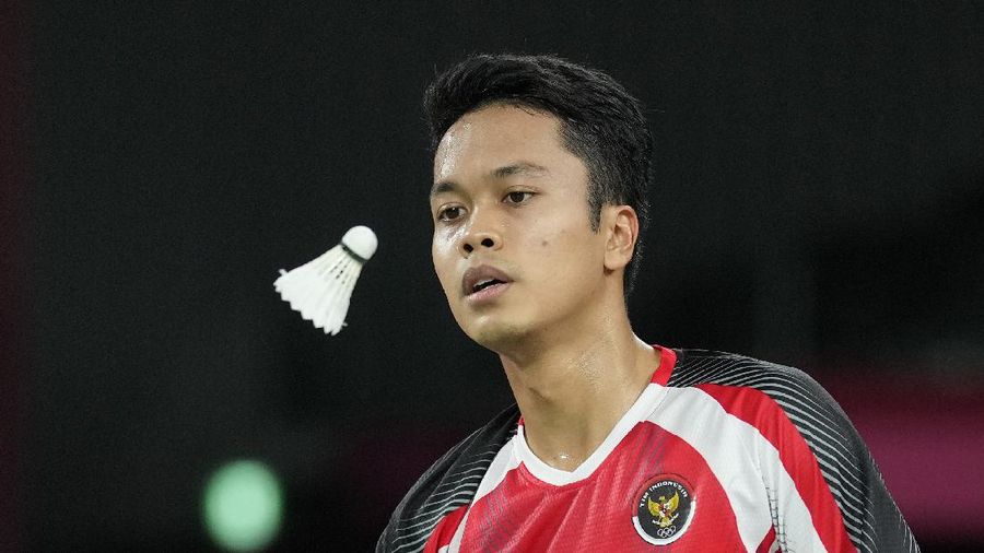 Indonesia's Anthony Sinisuka Ginting competes against Guatemala's Kevin Cordon during their men's singles bronze medal Badminton match at the 2020 Summer Olympics, Monday, Aug. 2, 2021, in Tokyo, Japan. (AP Photo/Markus Schreiber)