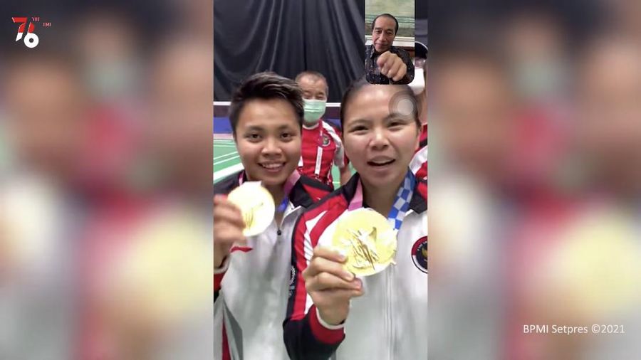 Presiden Jokowi Video Call dengan Greysia Polii dan Apriyani Rahayu, 2 Agustus 2021. (Tangkapan Layar Youtube/Biro Setpres RI)