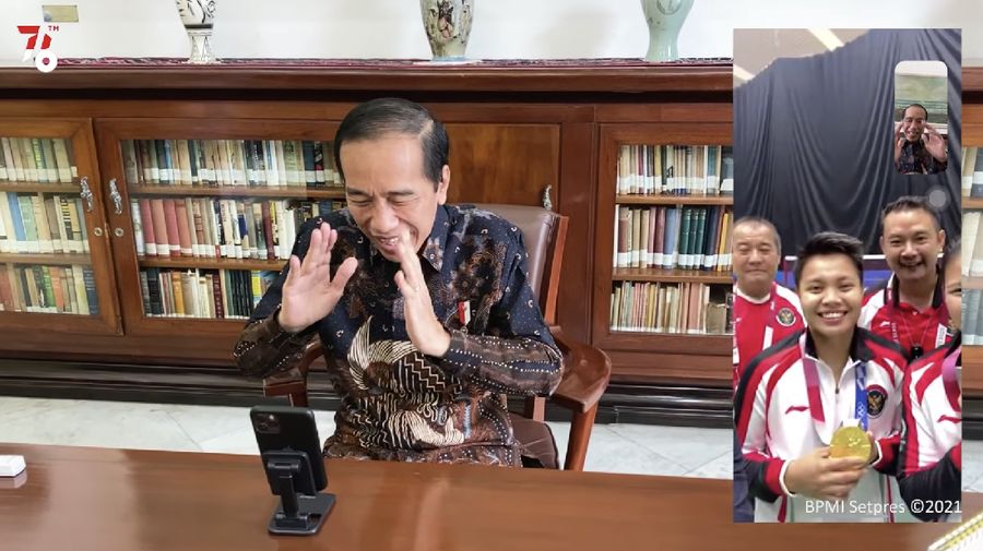 Presiden Jokowi Video Call dengan Greysia Polii dan Apriyani Rahayu, 2 Agustus 2021. (Tangkapan Layar Youtube/Biro Setpres RI)
