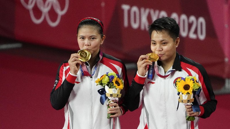Indonesia's Greysia Polii, left, and Apriyani Rahayu celebrates after making a point during their women's doubles gold medal match against China's Chen Qing Chen and Jia Yi Fan at the 2020 Summer Olympics, Monday, Aug. 2, 2021, in Tokyo, Japan. (AP Photo/Markus Schreiber)