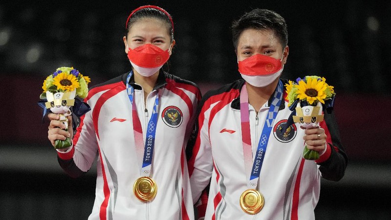 Indonesia's Greysia Polii, left, and Apriyani Rahayu celebrates after making a point during their women's doubles gold medal match against China's Chen Qing Chen and Jia Yi Fan at the 2020 Summer Olympics, Monday, Aug. 2, 2021, in Tokyo, Japan. (AP Photo/Markus Schreiber)