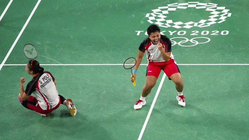 Indonesia's Greysia Polii, left, and Apriyani Rahayu celebrates after making a point during their women's doubles gold medal match against China's Chen Qing Chen and Jia Yi Fan at the 2020 Summer Olympics, Monday, Aug. 2, 2021, in Tokyo, Japan. (AP Photo/Markus Schreiber)