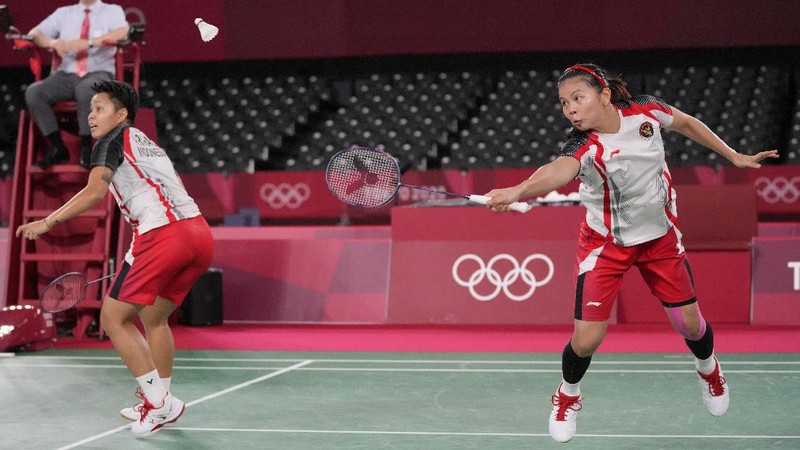 Indonesia's Greysia Polii, left, and Apriyani Rahayu celebrates after making a point during their women's doubles gold medal match against China's Chen Qing Chen and Jia Yi Fan at the 2020 Summer Olympics, Monday, Aug. 2, 2021, in Tokyo, Japan. (AP Photo/Markus Schreiber)