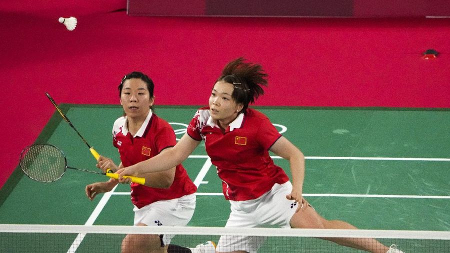 China's Chen Qing Chen and Jia Yi Fan play against Indonesia's Greysia Polii and Apriyani Rahayu during their women's doubles gold medal match at the 2020 Summer Olympics, Monday, Aug. 2, 2021, in Tokyo, Japan. (AP Photo/Markus Schreiber)