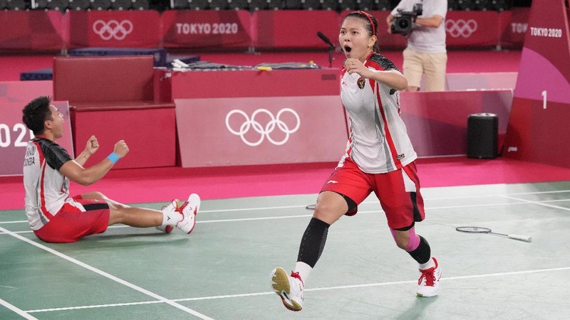 Indonesia's Greysia Polii, left, and Apriyani Rahayu celebrates after making a point during their women's doubles gold medal match against China's Chen Qing Chen and Jia Yi Fan at the 2020 Summer Olympics, Monday, Aug. 2, 2021, in Tokyo, Japan. (AP Photo/Markus Schreiber)