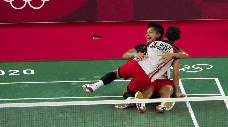 Indonesia's Greysia Polii, left, and Apriyani Rahayu celebrates after making a point during their women's doubles gold medal match against China's Chen Qing Chen and Jia Yi Fan at the 2020 Summer Olympics, Monday, Aug. 2, 2021, in Tokyo, Japan. (AP Photo/Markus Schreiber)