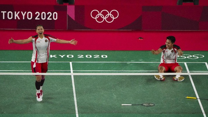 Tokyo Olympics Badminton Indonesia's Greysia Polii, left, and Apriyani Rahayu celebrate after winning against China's Chen Qing Chen and Jia Yi Fan their women's doubles gold medal match at the 2020 Summer Olympics, Monday, Aug. 2, 2021, in Tokyo, Japan. (AP Photo/Markus Schreiber)