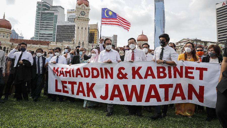 Anggota oposisi Malaysia melakukan aksi dengan memegang spanduk bertuliskan 