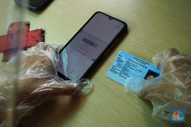 Petugas mengecek kartu vaksin pengunjung yang akan masuk kedalam mal ITC Fatmawati, Selasa (3/8/2021). Pengelola pusat perbelanjaan mendukung rencana masuk mal harus menunjukkan setifikat vaksin, hal ini dinilai dapat mempercepat program vaksinasi Covid-19 dan untuk mencapai kekebalan kelompok (herd immunity). (CNBC Indonesia/Tri Susilo) Petugas mengecek kartu vaksin pengunjung yang akan masuk kedalam mal ITC Fatmawati, Selasa (3/8/2021). Pengelola pusat perbelanjaan mendukung rencana masuk mal harus menunjukkan setifikat vaksin, hal ini dinilai dapat mempercepat program vaksinasi Covid-19 dan untuk mencapai kekebalan kelompok (herd immunity). (CNBC Indonesia/Tri Susilo)