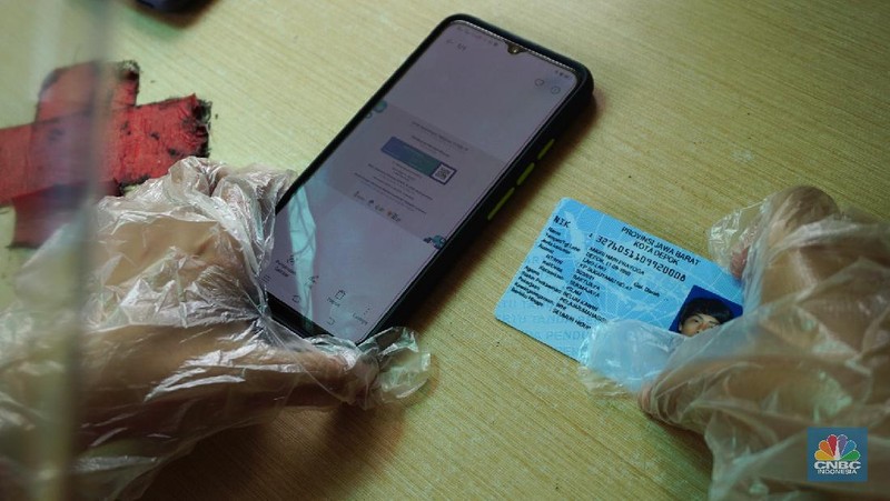 Petugas mengecek kartu vaksin pengunjung yang akan masuk kedalam mal ITC Fatmawati, Selasa (3/8/2021). Pengelola pusat perbelanjaan mendukung rencana masuk mal harus menunjukkan setifikat vaksin, hal ini dinilai dapat mempercepat program vaksinasi Covid-19 dan untuk mencapai kekebalan kelompok (herd immunity). (CNBC Indonesia/Tri Susilo)
