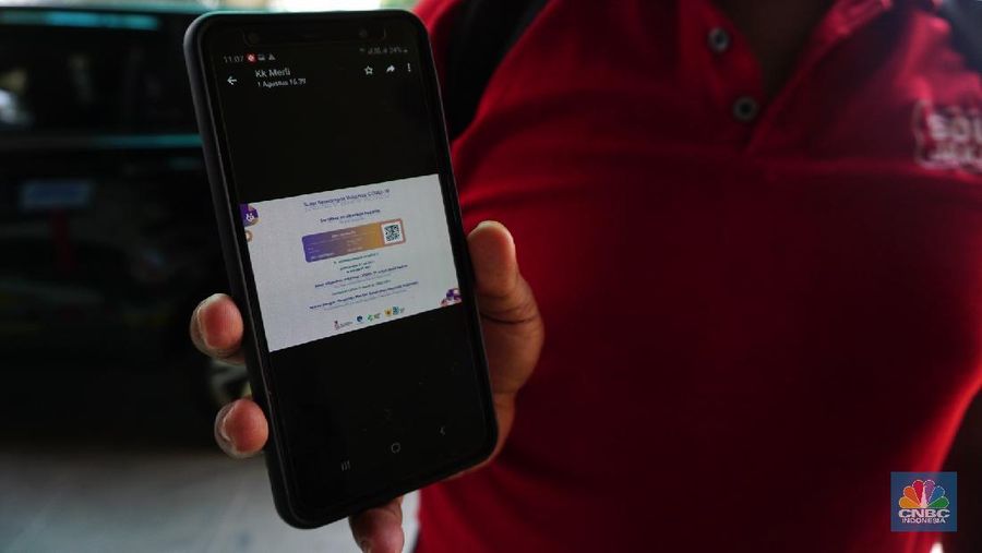 Petugas mengecek kartu vaksin pengunjung yang akan masuk kedalam mal ITC Fatmawati, Selasa (3/8/2021). Pengelola pusat perbelanjaan mendukung rencana masuk mal harus menunjukkan setifikat vaksin, hal ini dinilai dapat mempercepat program vaksinasi Covid-19 dan untuk mencapai kekebalan kelompok (herd immunity). (CNBC Indonesia/Tri Susilo)