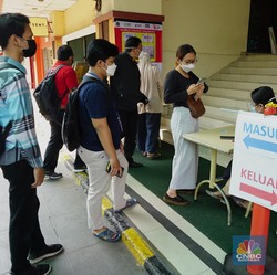 Covid-19 RI Turun Terus, Ujung Pandemi Sudah Terlihat?