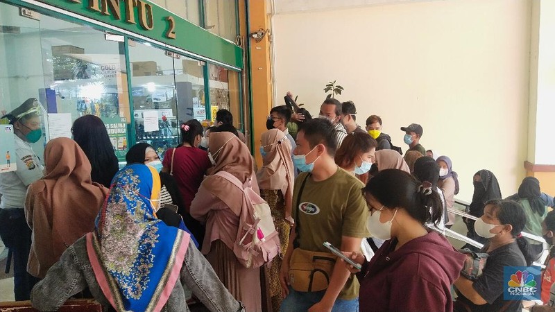 Petugas mengecek kartu vaksin pengunjung yang akan masuk kedalam mal ITC Fatmawati, Selasa (3/8/2021). Pengelola pusat perbelanjaan mendukung rencana masuk mal harus menunjukkan setifikat vaksin, hal ini dinilai dapat mempercepat program vaksinasi Covid-19 dan untuk mencapai kekebalan kelompok (herd immunity). (CNBC Indonesia/Tri Susilo)