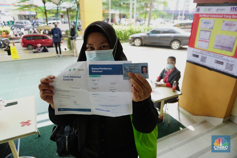Petugas mengecek kartu vaksin pengunjung yang akan masuk kedalam mal ITC Fatmawati, Selasa (3/8/2021). Pengelola pusat perbelanjaan mendukung rencana masuk mal harus menunjukkan setifikat vaksin, hal ini dinilai dapat mempercepat program vaksinasi Covid-19 dan untuk mencapai kekebalan kelompok (herd immunity). (CNBC Indonesia/Tri Susilo) Petugas mengecek kartu vaksin pengunjung yang akan masuk kedalam mal ITC Fatmawati, Selasa (3/8/2021). Pengelola pusat perbelanjaan mendukung rencana masuk mal harus menunjukkan setifikat vaksin, hal ini dinilai dapat mempercepat program vaksinasi Covid-19 dan untuk mencapai kekebalan kelompok (herd immunity). (CNBC Indonesia/Tri Susilo)