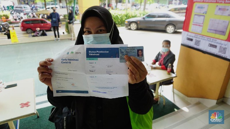Petugas mengecek kartu vaksin pengunjung yang akan masuk kedalam mal ITC Fatmawati, Selasa (3/8/2021). Pengelola pusat perbelanjaan mendukung rencana masuk mal harus menunjukkan setifikat vaksin, hal ini dinilai dapat mempercepat program vaksinasi Covid-19 dan untuk mencapai kekebalan kelompok (herd immunity). (CNBC Indonesia/Tri Susilo)