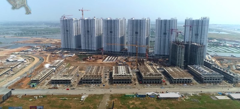 Suasana Proyek pembangunan PIK2 dikawasan di Dadap, Kosambi, Tangerang, Banten, Rabu, (4/8) Proyek PIK2  ternyata mulai terlihat progresnya. Proyek kota baru yang dibangun seolah 'senyap' ini terhubung dengan jembatan megah dengan pulau reklamasi Pulau C dan D di Kamal Muara Jakarta Utara.
Proyek kota baru pinggir Jakarta ini sudah dikerjakan sejak 2018 ini begitu pesat perkembangannya. Kini berbagai fasilitas sedang dikerjakan dan sebagian sudah selesai, antara lain yang fenomenal barisan pantai berpasir putih di kawasan Dadap. Kawasan ini akan disulap menjadi pusat kegiatan bisnis dan hunian, mencakup rumah, apartemen, kavling rumah, kavling komersial, ruko, soho, gudang. Dahulu kawasan ini hanya rawa-rawa dan tambak-tambak ikan tepi pantai yang kosong tanpa bangunan, tapi dalam waktu dekat disulap jadi kota baru. Salah satu ikonnya adalah tower perkantoran 29 lantai Multikon Menara Syariah.
Pengembangan ini adalah Agung Sedayu Group, dalam laman resminya, dikutip Rabu (3/8/2021) perusahaan menyebutkan kawasan yang mereka kembangkan PIK2 sebagai 