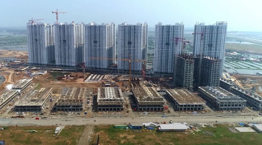 Suasana Proyek pembangunan PIK2 dikawasan di Dadap, Kosambi, Tangerang, Banten, Rabu, (4/8) Proyek PIK2  ternyata mulai terlihat progresnya. Proyek kota baru yang dibangun seolah 'senyap' ini terhubung dengan jembatan megah dengan pulau reklamasi Pulau C dan D di Kamal Muara Jakarta Utara.
Proyek kota baru pinggir Jakarta ini sudah dikerjakan sejak 2018 ini begitu pesat perkembangannya. Kini berbagai fasilitas sedang dikerjakan dan sebagian sudah selesai, antara lain yang fenomenal barisan pantai berpasir putih di kawasan Dadap. Kawasan ini akan disulap menjadi pusat kegiatan bisnis dan hunian, mencakup rumah, apartemen, kavling rumah, kavling komersial, ruko, soho, gudang. Dahulu kawasan ini hanya rawa-rawa dan tambak-tambak ikan tepi pantai yang kosong tanpa bangunan, tapi dalam waktu dekat disulap jadi kota baru. Salah satu ikonnya adalah tower perkantoran 29 lantai Multikon Menara Syariah.
Pengembangan ini adalah Agung Sedayu Group, dalam laman resminya, dikutip Rabu (3/8/2021) perusahaan menyebutkan kawasan yang mereka kembangkan PIK2 sebagai 