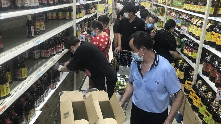 Residents rush to stock up on necessities at a supermarket after authorities lockdown near residential blocks to prevent the spread of the COVID-19 in Wuhan city in central China's Hubei province Monday, Aug. 2, 2021. Chinese authorities announced Tuesday the mass testing of Wuhan as an unusually wide series of COVID-19 outbreaks reached the city where the disease was first detected in late 2019. (Chinatopix via AP)