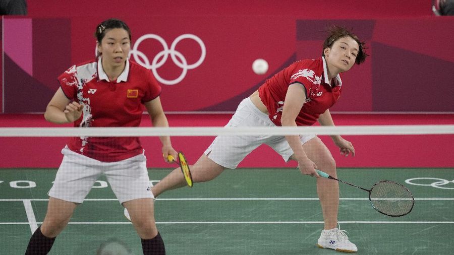 China's Chen Qing Chen and Jia Yi Fan play against South Korea's Kim So-yeong and Kong Hee-yong during their women's doubles group play stage badminton match at the 2020 Summer Olympics, Tuesday, July 27, 2021, in Tokyo, Japan. (AP Photo/Dita Alangkara)