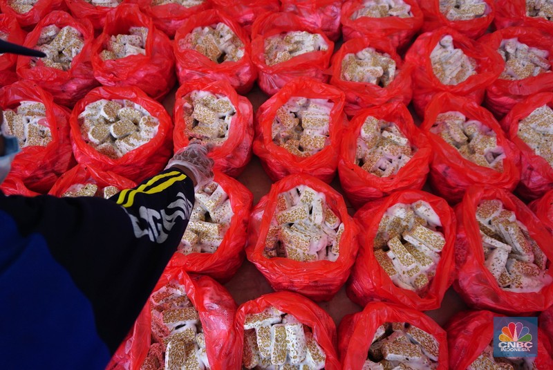 Sejumlah petugas memasak makanan di dapur umum Kementerian Sosial di halaman Gedung Konvensi, Taman Makam Pahlawan Nasional Utama (TMPNU) Kalibata, Jakarta, Rabu (4/8/2021). (CNBC Indonesia/ Tri Susilo)