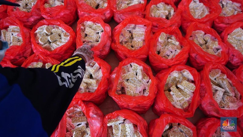 Sejumlah petugas memasak makanan di dapur umum Kementerian Sosial di halaman Gedung Konvensi, Taman Makam Pahlawan Nasional Utama (TMPNU) Kalibata, Jakarta, Rabu (4/8/2021). (CNBC Indonesia/ Tri Susilo)
