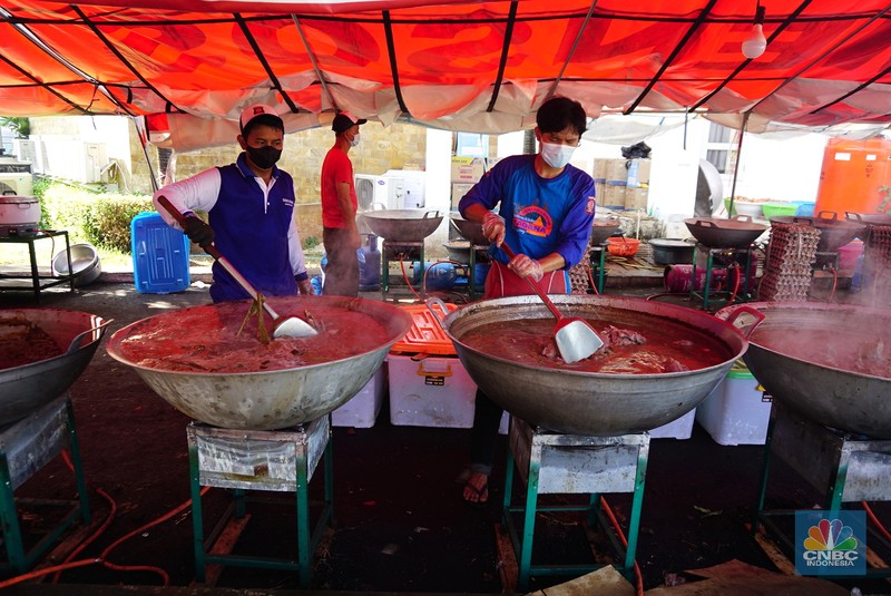 Sejumlah petugas memasak makanan di dapur umum Kementerian Sosial di halaman Gedung Konvensi, Taman Makam Pahlawan Nasional Utama (TMPNU) Kalibata, Jakarta, Rabu (4/8/2021). (CNBC Indonesia/ Tri Susilo)