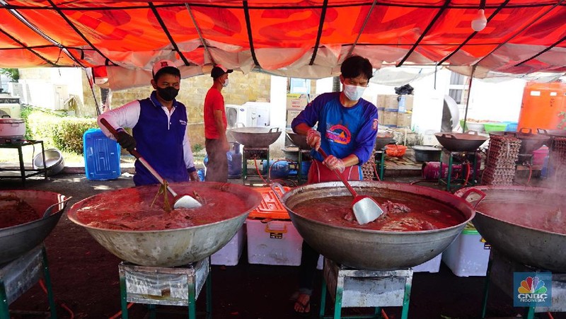 Sejumlah petugas memasak makanan di dapur umum Kementerian Sosial di halaman Gedung Konvensi, Taman Makam Pahlawan Nasional Utama (TMPNU) Kalibata, Jakarta, Rabu (4/8/2021). (CNBC Indonesia/ Tri Susilo)