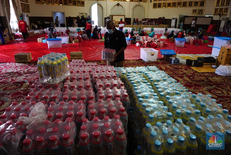 CT ARSA Sejumlah petugas memasak makanan di dapur umum Kementerian Sosial di halaman Gedung Konvensi, Taman Makam Pahlawan Nasional Utama (TMPNU) Kalibata, Jakarta, Rabu (4/8/2021). (CNBC Indonesia/ Tri Susilo)