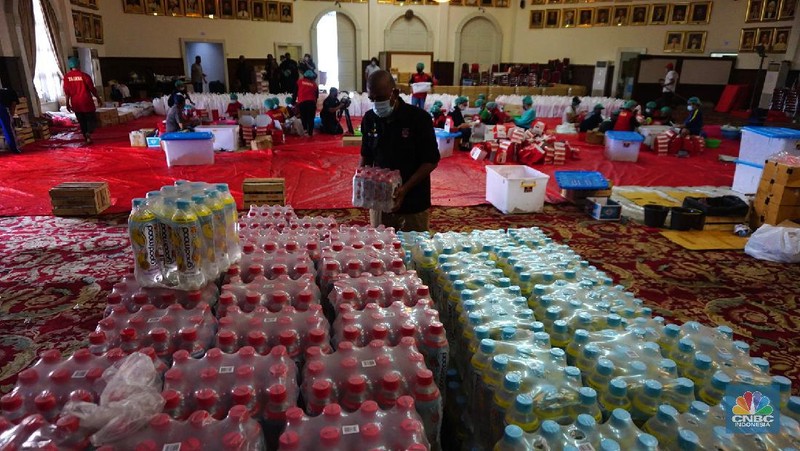 Sejumlah petugas memasak makanan di dapur umum Kementerian Sosial di halaman Gedung Konvensi, Taman Makam Pahlawan Nasional Utama (TMPNU) Kalibata, Jakarta, Rabu (4/8/2021). (CNBC Indonesia/ Tri Susilo)