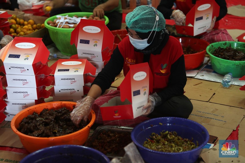Sejumlah petugas memasak makanan di dapur umum Kementerian Sosial di halaman Gedung Konvensi, Taman Makam Pahlawan Nasional Utama (TMPNU) Kalibata, Jakarta, Rabu (4/8/2021). (CNBC Indonesia/ Tri Susilo)