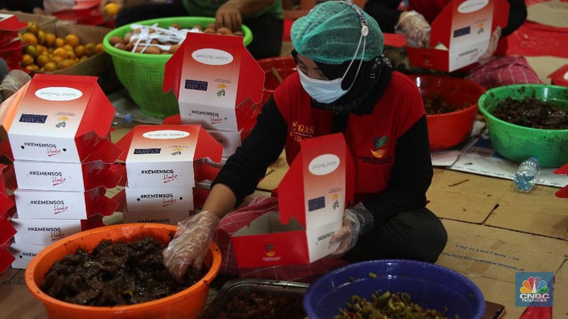 Sejumlah petugas memasak makanan di dapur umum Kementerian Sosial di halaman Gedung Konvensi, Taman Makam Pahlawan Nasional Utama (TMPNU) Kalibata, Jakarta, Rabu (4/8/2021). (CNBC Indonesia/ Tri Susilo)