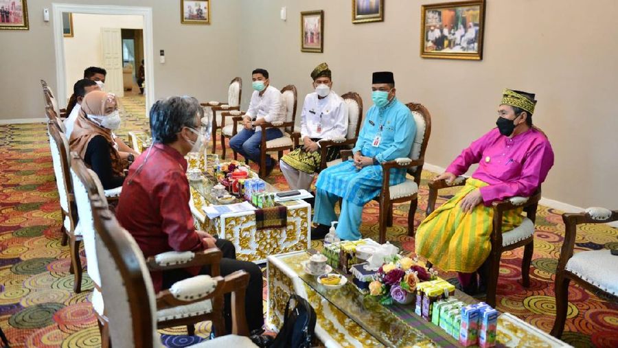 Direktur Utama PT Pertamina Hulu Rokan Jaffee A Suardin menemui Gubernur Riau Syamsuar. Jaffee menyampaikan kesiapan PT PHR untuk alih kelola operasional Blok Rokan. (Dok. PT Pertamina Hulu Rokan)