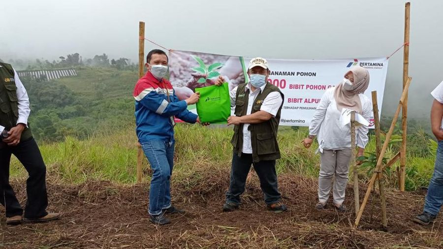 Dukung Pemulihan Lahan Kritis di Kabupaten Tasikmalaya PGE Bantu Ribuan Bibit Pohon. (Dok. Pertamina Geothermal Energy (PGE))