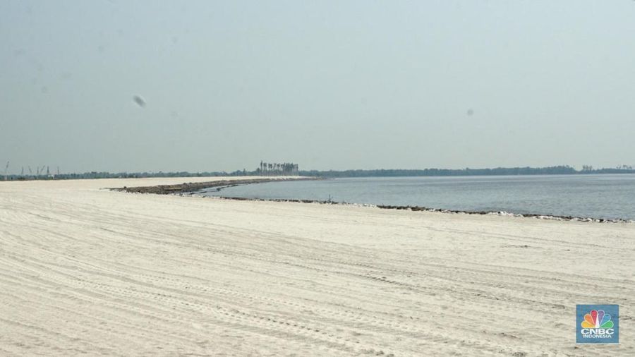 Suasana pantai pasir putih di Kawasan PIK 2, Dadap, Tangerang, Banten, Rabu (4/8/2021). Pantai Pasir Putih di kawasan Pantai Indah Kapuk tengah populer di kalangan traveler. Semenjak dibuka tahun 2020 lalu, tak sedikit traveler yang singgah ke Pantai Pasir Putih kala bertandang ke PIK. Di tengah kondisi pandemi, destinasi outdoor ini memang jadi primadona. Kini sejak diberlakukan PPKM darurat level 4 terlihat kawasan pasir putih sepi pengunjung. Hanya beberapa perahu nelayan yang sedang mencari  ikan di perairan laut pasir putih. Apabila PIK pertama berada di Provinsi DKI Jakarta, maka Pantai Pasir Putih di PIK2 masuk ke Provinsi Banten. (CNBC Indonesia/ Muhammad Sabki)