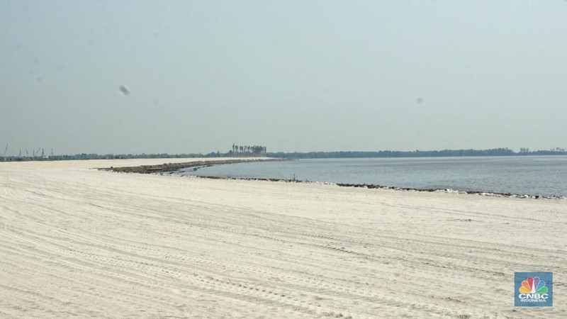 Suasana pantai pasir putih di Kawasan PIK 2, Dadap, Tangerang, Banten, Rabu (4/8/2021). Pantai Pasir Putih di kawasan Pantai Indah Kapuk tengah populer di kalangan traveler. Semenjak dibuka tahun 2020 lalu, tak sedikit traveler yang singgah ke Pantai Pasir Putih kala bertandang ke PIK. Di tengah kondisi pandemi, destinasi outdoor ini memang jadi primadona. Kini sejak diberlakukan PPKM darurat level 4 terlihat kawasan pasir putih sepi pengunjung. Hanya beberapa perahu nelayan yang sedang mencari  ikan di perairan laut pasir putih. Apabila PIK pertama berada di Provinsi DKI Jakarta, maka Pantai Pasir Putih di PIK2 masuk ke Provinsi Banten. (CNBC Indonesia/ Muhammad Sabki)