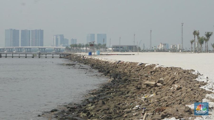 Suasana pantai pasir putih di Kawasan PIK 2, Dadap, Tangerang, Banten, Rabu (4/8/2021). Pantai Pasir Putih di kawasan Pantai Indah Kapuk tengah populer di kalangan traveler. Semenjak dibuka tahun 2020 lalu, tak sedikit traveler yang singgah ke Pantai Pasir Putih kala bertandang ke PIK. Di tengah kondisi pandemi, destinasi outdoor ini memang jadi primadona. Kini sejak diberlakukan PPKM darurat level 4 terlihat kawasan pasir putih sepi pengunjung. Hanya beberapa perahu nelayan yang sedang mencari  ikan di perairan laut pasir putih. Apabila PIK pertama berada di Provinsi DKI Jakarta, maka Pantai Pasir Putih di PIK2 masuk ke Provinsi Banten. (CNBC Indonesia/ Muhammad Sabki)