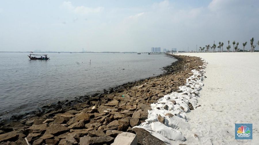 Suasana pantai pasir putih di Kawasan PIK 2, Dadap, Tangerang, Banten, Rabu (4/8/2021). Pantai Pasir Putih di kawasan Pantai Indah Kapuk tengah populer di kalangan traveler. Semenjak dibuka tahun 2020 lalu, tak sedikit traveler yang singgah ke Pantai Pasir Putih kala bertandang ke PIK. Di tengah kondisi pandemi, destinasi outdoor ini memang jadi primadona. Kini sejak diberlakukan PPKM darurat level 4 terlihat kawasan pasir putih sepi pengunjung. Hanya beberapa perahu nelayan yang sedang mencari  ikan di perairan laut pasir putih. Apabila PIK pertama berada di Provinsi DKI Jakarta, maka Pantai Pasir Putih di PIK2 masuk ke Provinsi Banten. (CNBC Indonesia/ Muhammad Sabki)