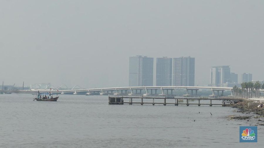 Suasana pantai pasir putih di Kawasan PIK 2, Dadap, Tangerang, Banten, Rabu (4/8/2021). Pantai Pasir Putih di kawasan Pantai Indah Kapuk tengah populer di kalangan traveler. Semenjak dibuka tahun 2020 lalu, tak sedikit traveler yang singgah ke Pantai Pasir Putih kala bertandang ke PIK. Di tengah kondisi pandemi, destinasi outdoor ini memang jadi primadona. Kini sejak diberlakukan PPKM darurat level 4 terlihat kawasan pasir putih sepi pengunjung. Hanya beberapa perahu nelayan yang sedang mencari  ikan di perairan laut pasir putih. Apabila PIK pertama berada di Provinsi DKI Jakarta, maka Pantai Pasir Putih di PIK2 masuk ke Provinsi Banten. (CNBC Indonesia/ Muhammad Sabki)