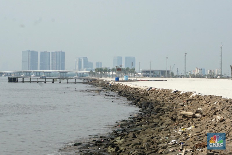 pantai pasir putih pik 2 Suasana pantai pasir putih di Kawasan PIK 2, Dadap, Tangerang, Banten, Rabu (4/8/2021). Pantai Pasir Putih di kawasan Pantai Indah Kapuk tengah populer di kalangan traveler. Semenjak dibuka tahun 2020 lalu, tak sedikit traveler yang singgah ke Pantai Pasir Putih kala bertandang ke PIK. Di tengah kondisi pandemi, destinasi outdoor ini memang jadi primadona. Kini sejak diberlakukan PPKM darurat level 4 terlihat kawasan pasir putih sepi pengunjung. Hanya beberapa perahu nelayan yang sedang mencari ikan di perairan laut pasir putih. Apabila PIK pertama berada di Provinsi DKI Jakarta, maka Pantai Pasir Putih di PIK2 masuk ke Provinsi Banten. (CNBC Indonesia/ Muhammad Sabki)