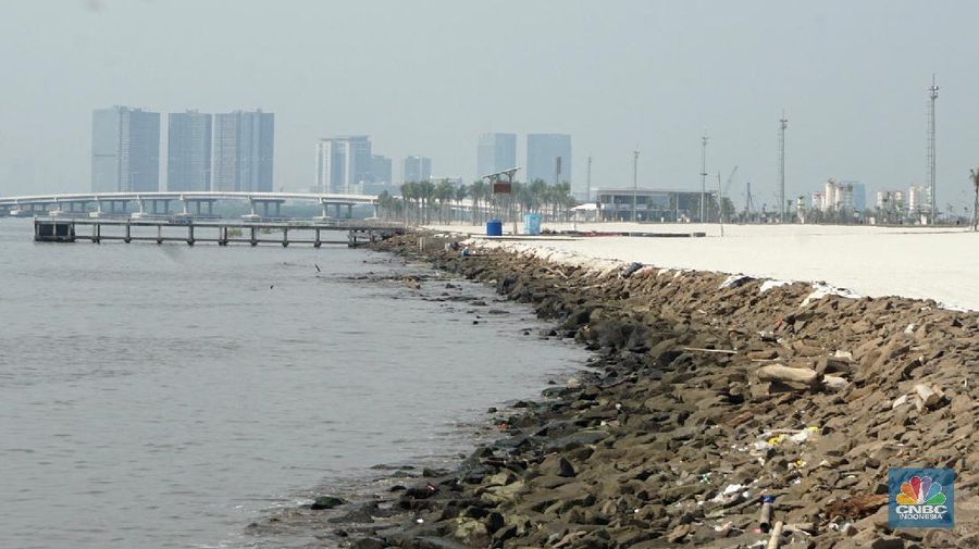 Suasana pantai pasir putih di Kawasan PIK 2, Dadap, Tangerang, Banten, Rabu (4/8/2021). Pantai Pasir Putih di kawasan Pantai Indah Kapuk tengah populer di kalangan traveler. Semenjak dibuka tahun 2020 lalu, tak sedikit traveler yang singgah ke Pantai Pasir Putih kala bertandang ke PIK. Di tengah kondisi pandemi, destinasi outdoor ini memang jadi primadona. Kini sejak diberlakukan PPKM darurat level 4 terlihat kawasan pasir putih sepi pengunjung. Hanya beberapa perahu nelayan yang sedang mencari  ikan di perairan laut pasir putih. Apabila PIK pertama berada di Provinsi DKI Jakarta, maka Pantai Pasir Putih di PIK2 masuk ke Provinsi Banten. (վ/ Muhammad Sabki)