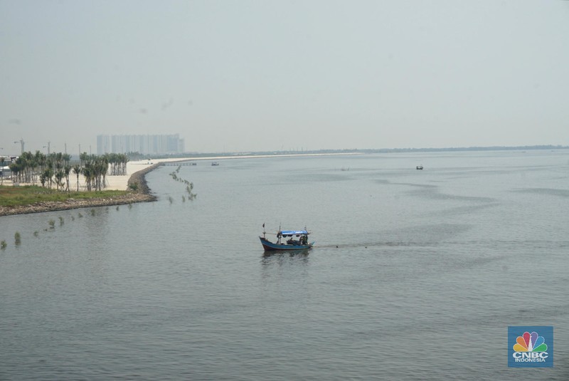 pantai pasir putih pik 2 Suasana pantai pasir putih di Kawasan PIK 2, Dadap, Tangerang, Banten, Rabu (4/8/2021). Pantai Pasir Putih di kawasan Pantai Indah Kapuk tengah populer di kalangan traveler. Semenjak dibuka tahun 2020 lalu, tak sedikit traveler yang singgah ke Pantai Pasir Putih kala bertandang ke PIK. Di tengah kondisi pandemi, destinasi outdoor ini memang jadi primadona. Kini sejak diberlakukan PPKM darurat level 4 terlihat kawasan pasir putih sepi pengunjung. Hanya beberapa perahu nelayan yang sedang mencari ikan di perairan laut pasir putih. Apabila PIK pertama berada di Provinsi DKI Jakarta, maka Pantai Pasir Putih di PIK2 masuk ke Provinsi Banten. (CNBC Indonesia/ Muhammad Sabki)