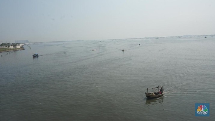 pantai pasir putih pik 2 Suasana pantai pasir putih di Kawasan PIK 2, Dadap, Tangerang, Banten, Rabu (4/8/2021). Pantai Pasir Putih di kawasan Pantai Indah Kapuk tengah populer di kalangan traveler. Semenjak dibuka tahun 2020 lalu, tak sedikit traveler yang singgah ke Pantai Pasir Putih kala bertandang ke PIK. Di tengah kondisi pandemi, destinasi outdoor ini memang jadi primadona. Kini sejak diberlakukan PPKM darurat level 4 terlihat kawasan pasir putih sepi pengunjung. Hanya beberapa perahu nelayan yang sedang mencari ikan di perairan laut pasir putih. Apabila PIK pertama berada di Provinsi DKI Jakarta, maka Pantai Pasir Putih di PIK2 masuk ke Provinsi Banten. (CNBC Indonesia/ Muhammad Sabki)