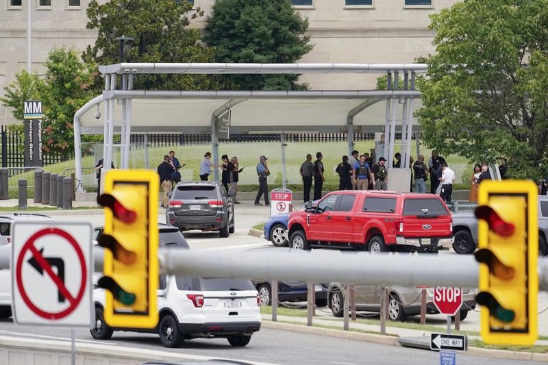 Pentagon Lockdown Usai Penembakan A police officer looks at a vehicle outside the Pentagon, Tuesday, Aug. 3, 2021 in Washington. Gunshots were fired Tuesday morning near the entrance of the Pentagon, resulting in multiple injuries. The facility, the headquarters of the U.S. military, was placed on lockdown. The incident occurred on a Metro bus platform that is part of the Pentagon Transit Center, the Pentagon Protection Force Protection Agency tweeted. (AP Photo/Andrew Harnik)